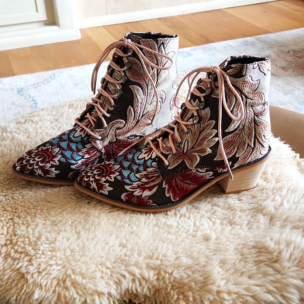 Fabulous NWOT Floral Tapestry Lace Up Cowgirl Western Boho Ankle Boots π’ π€π - Picture 1 of 16